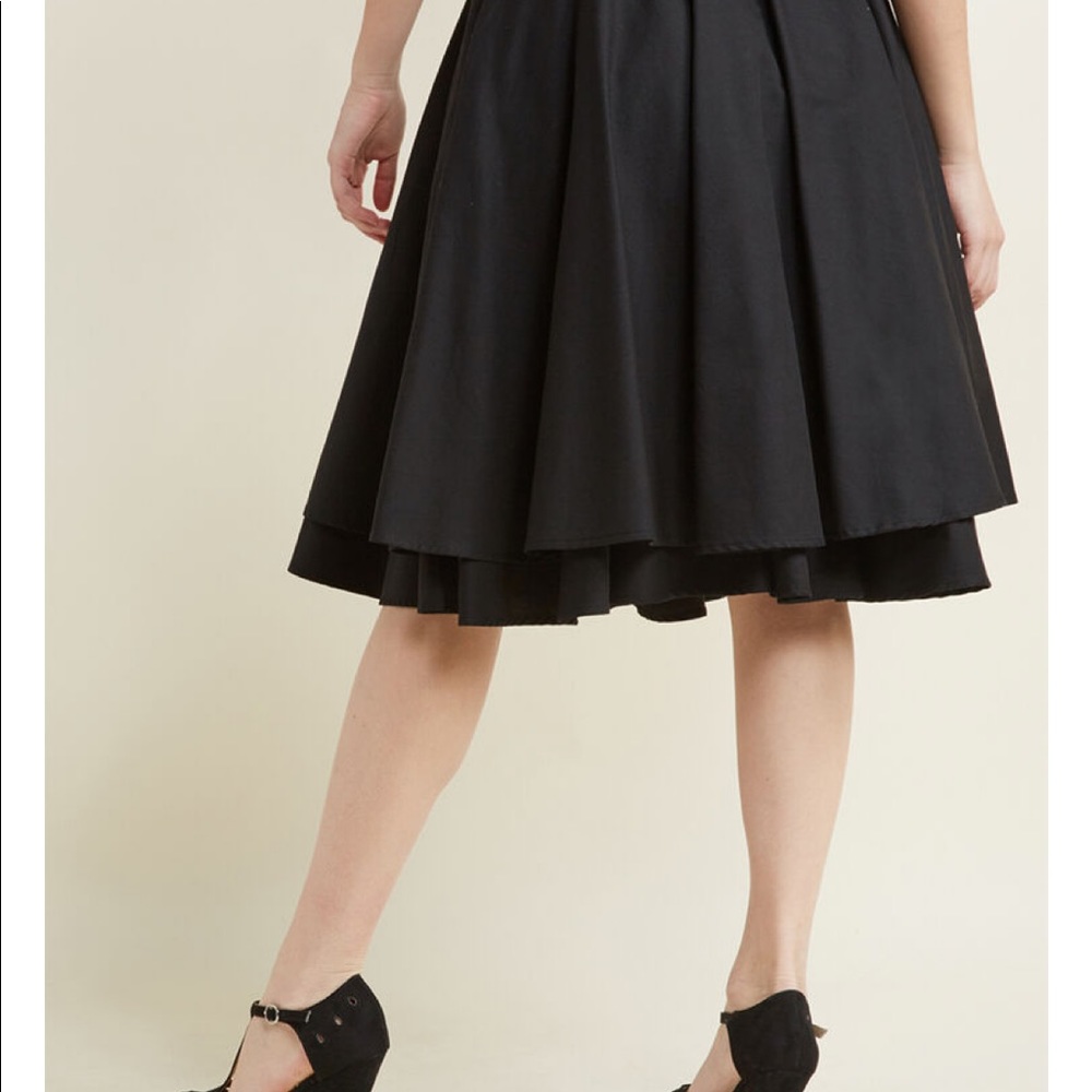 Essential Elegance Midi Skirt in Black